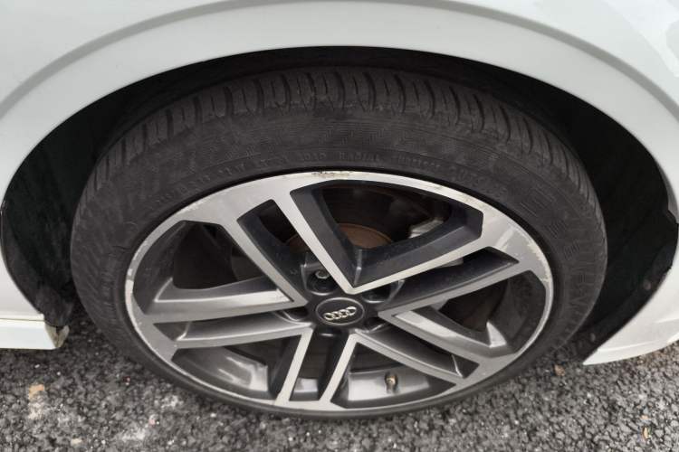 Used Audi A3 2017 Limousine 35 TFSI Sport Edition Right Front Wheel Hub