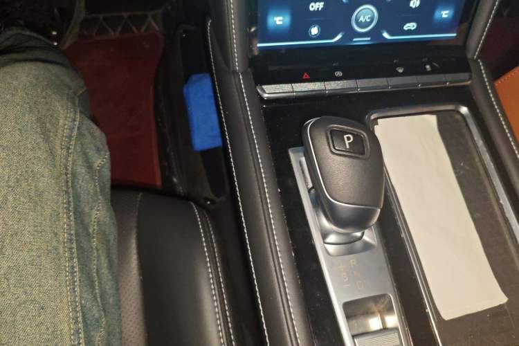 Used Venucia Star 2021 260T Automatic 48V Mild Hybrid Turbocharged Star Achieve Edition Gear Lever