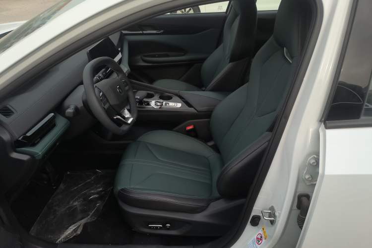 Used Changan UNI-V iDD 2024 Blue Whale Smart Electric iDD 136km ZhiKu Model