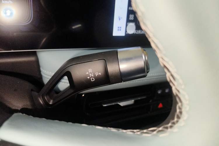 Used Geometry E Firefly 2024 401 km Fluorescent
