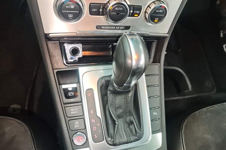 Used Volkswagen Magotan 2012 Travel Edition 2.0 TSI Comfort Version Gear Lever