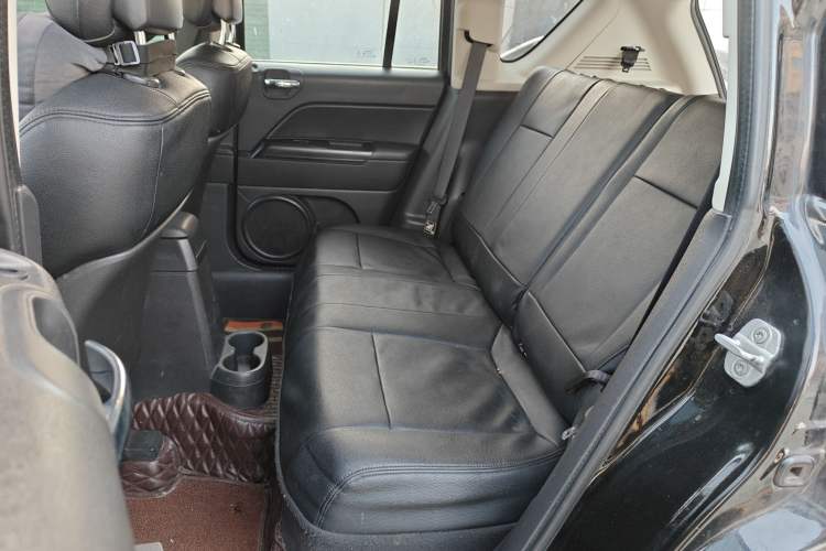 Used Jeep Compass 2013 2.0L two-wheel drive sport version
