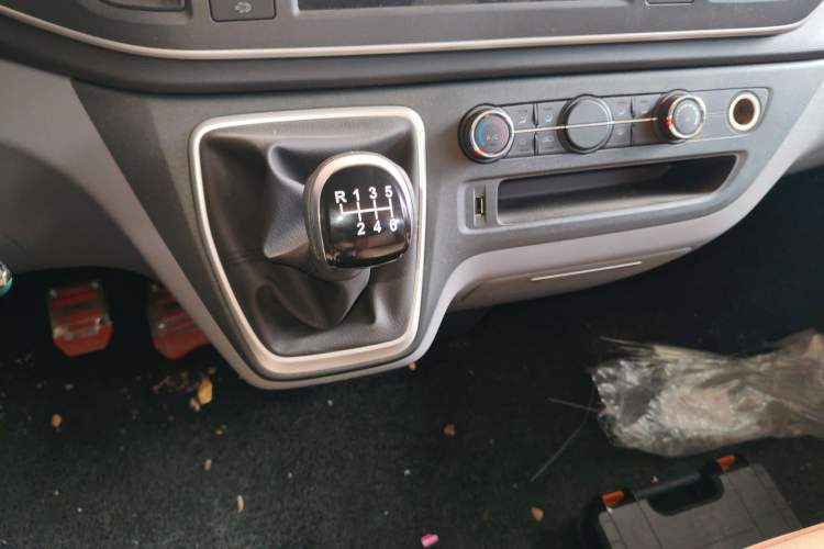 Used SAIC MAXUS Xintu V80 2024 Aotuntong 6MT Short-Wheelbase Ultra-Low Roof 127 Ps 5-Seater