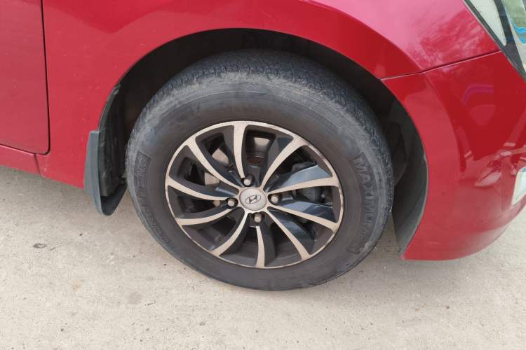 Used Hyundai Verna (older generation) 2014 1.4L Manual Smart GLS Trim Right Front Wheel Hub