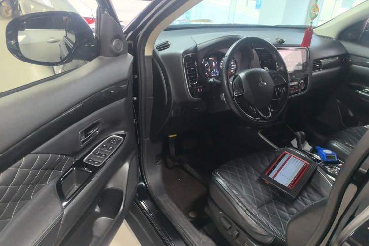 Used Mitsubishi Outlander 2020 2.4L 4x4 Zhi Xiang Edition 7-Seater