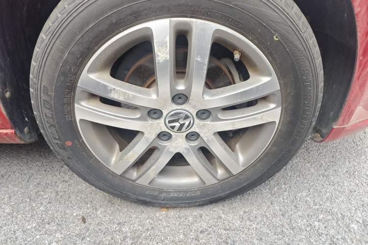 Used Volkswagen Sagitar 2011 1.6L Automatic Comfort Edition Right Front Wheel Hub
