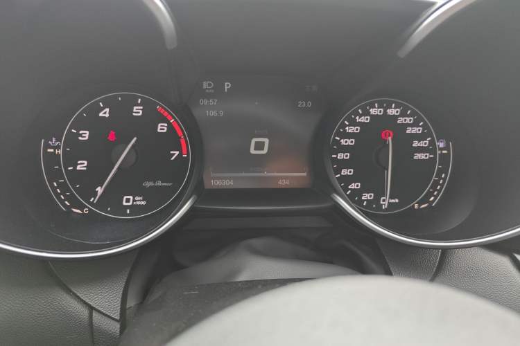 Used Alfa Romeo Giulia 2017 2.0T 280HP Luxury Edition Odometer Close Up