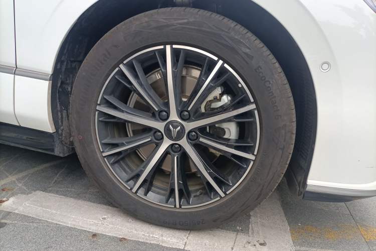 Used VOYAH PASSION 2024 PHEV Four-Wheel Drive Ultra-Long Range Executive Edition Right Front Wheel Hub