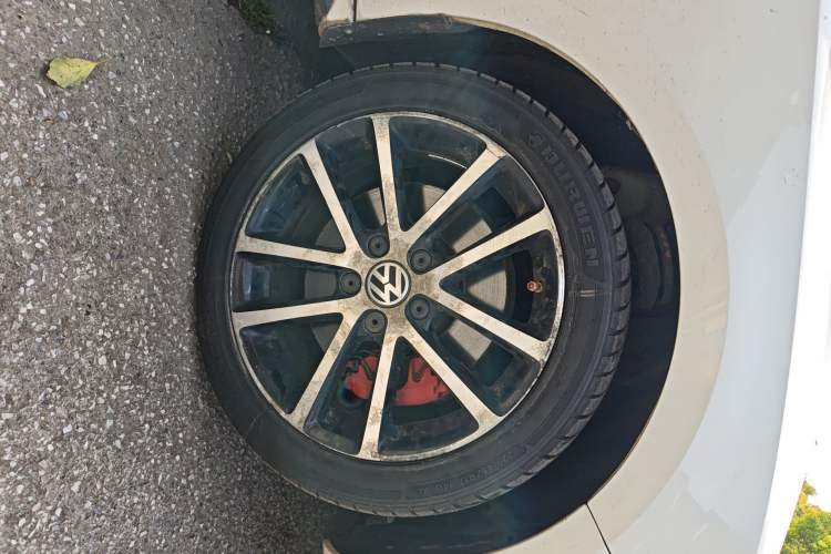 Used Volkswagen Sagitar 2013 2.0 TSI GLI Right Front Wheel Hub