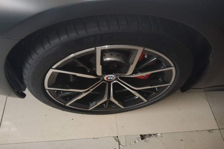 Used BMW 5 Series 2022 Restyled 540i Luxury Edition M Sport Package Left Front Wheel Hub