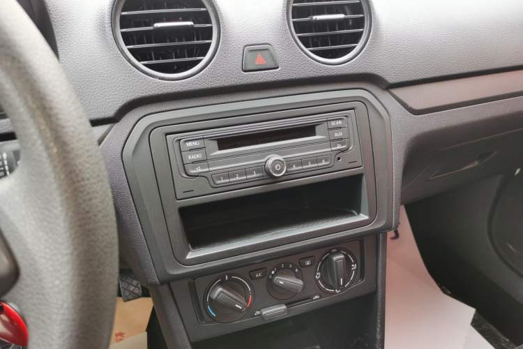 Used Volkswagen Jetta 2015 1.6L Automatic Fashion Model
