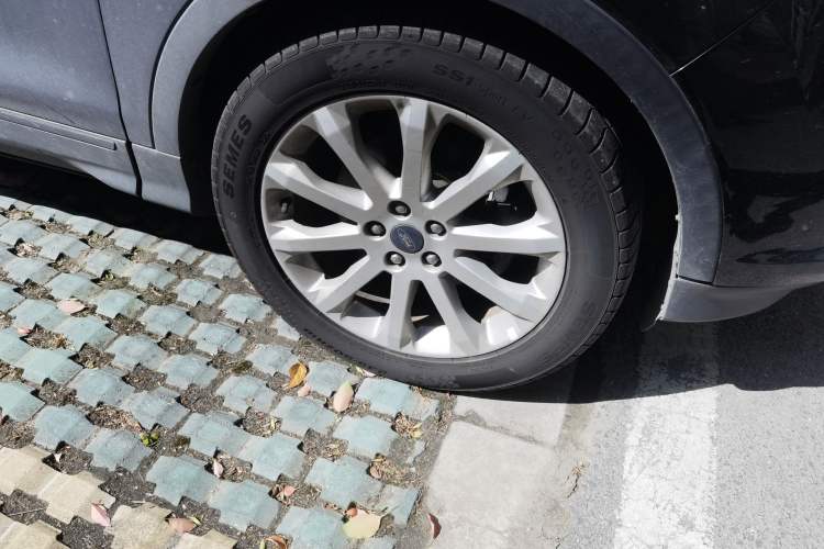 Used Ford Kuga 2013 1.6L GTDi Two-Wheel-Drive Comfort Model Right Front Wheel Hub