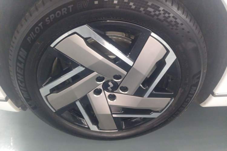 Used ONVO Luxeed L90 2025 Model—Max Six-Seater Version Left Front Wheel Hub