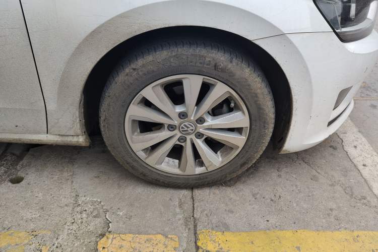 Used Volkswagen Golf Sportsvan 2018 230TSI Automatic Trend Edition Right Front Wheel Hub