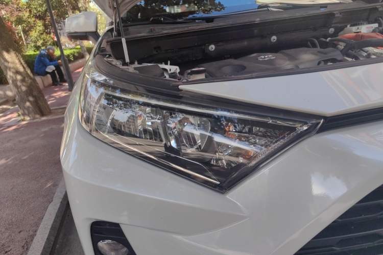 Used Toyota RAV4 2020 Dual-Engine 2.5L E-CVT 4x4 Elite PLUS Edition Right Front Headlight