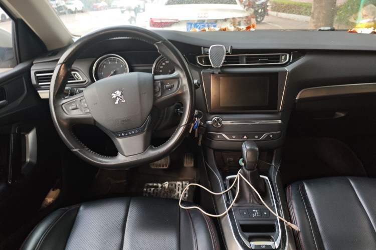Used Peugeot 408 2015 1.2T Automatic Luxury Edition Center Console