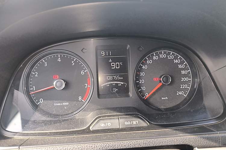 Used Volkswagen Gran Lavida 2013 1.6L Manual Fashion Model