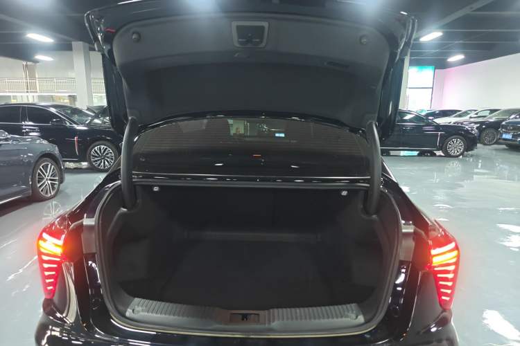 Used Hongqi H5 2025 2.0T Automatic Xuan Ying Edition Trunk