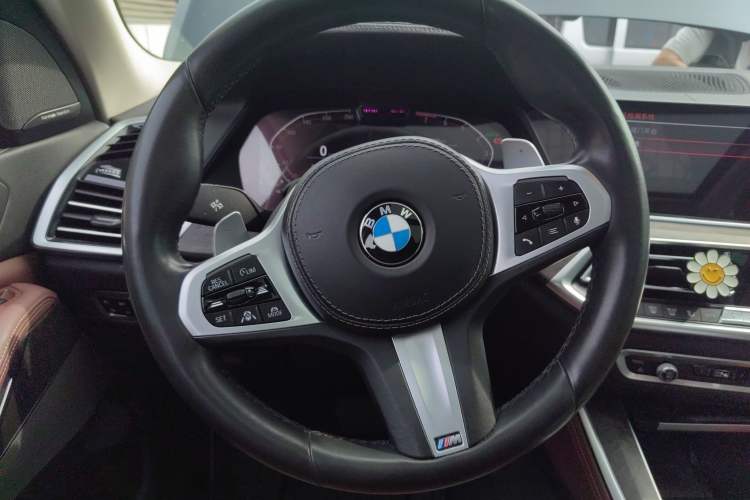 Used BMW X5 2019 xDrive40i Luxury Model with M Sport Package Steering Wheel