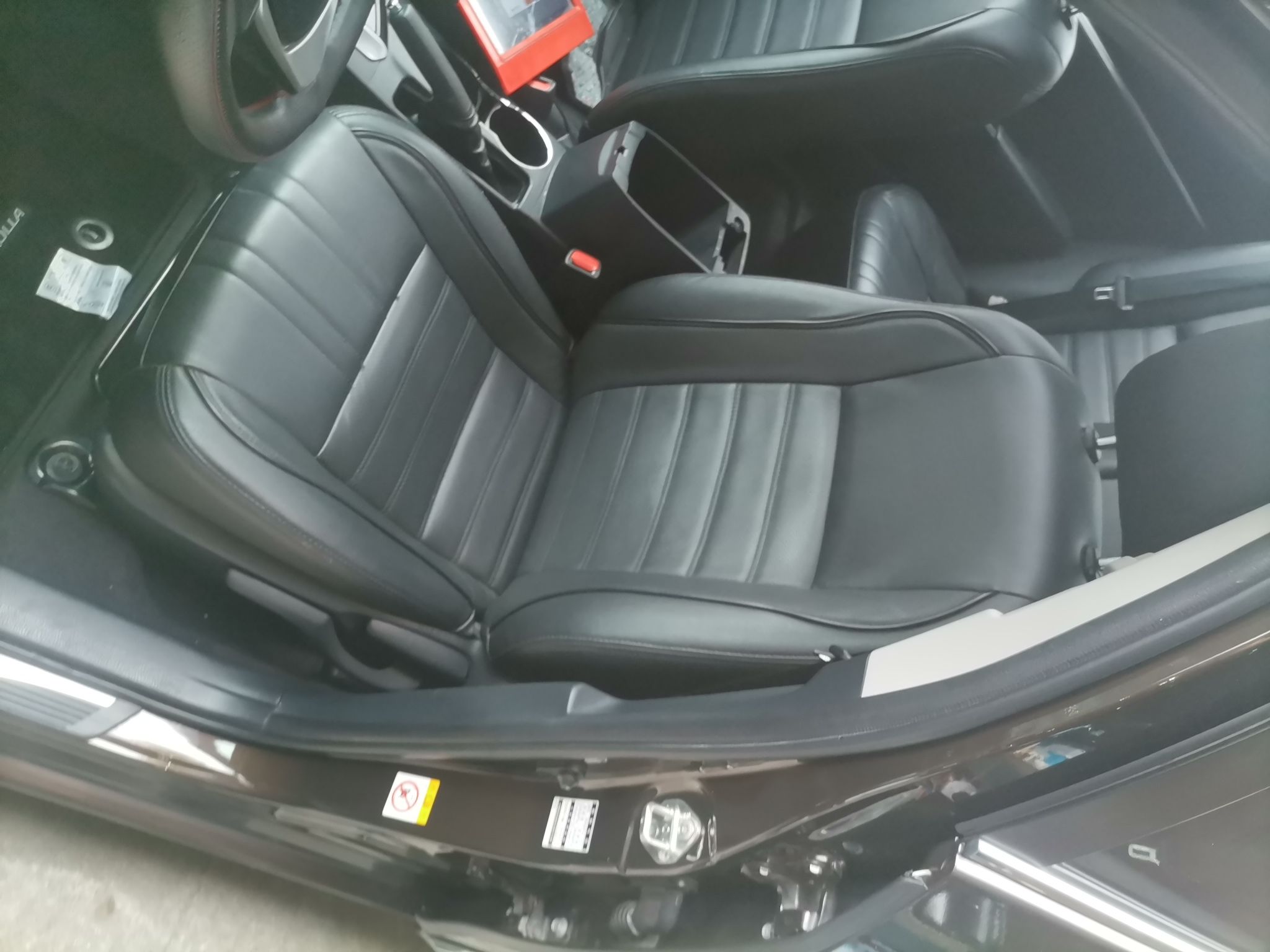 المقاعد الأمامية داخل السيارة