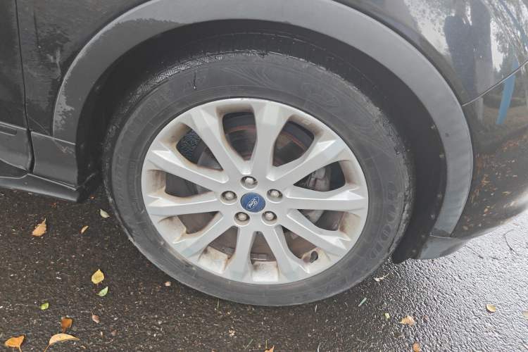 Used Ford Kuga 2013 1.6L GTDi Two-Wheel-Drive Trend Model Right Front Wheel Hub