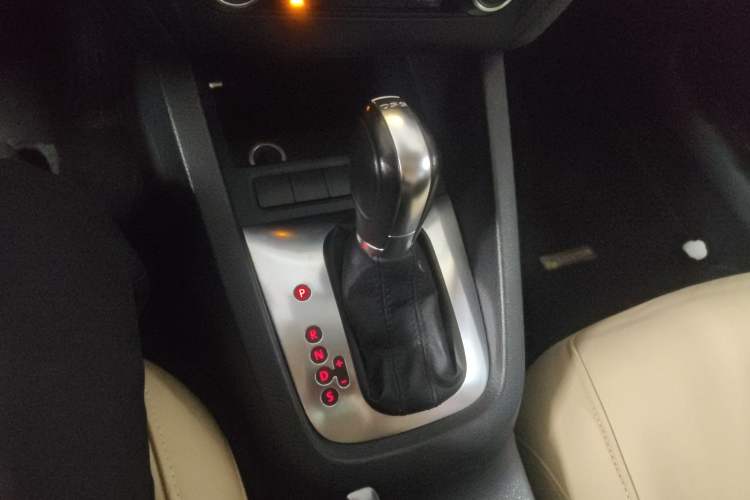 Used Volkswagen Sagitar 2012 1.4TSI Automatic Luxury Edition Gear Lever