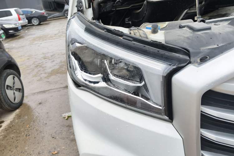 Used SAIC MAXUS Xintu V90 2022 2.0T Manual VAN Rear-Drive Extended Wheelbase High Roof with Dual Rear Tires 3-Seater
