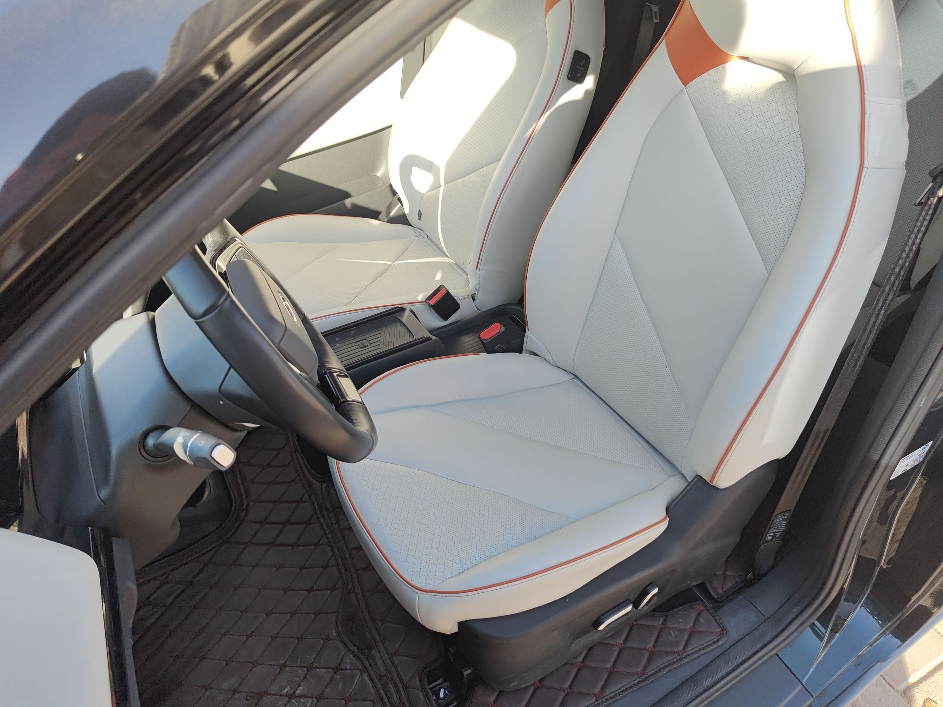 Переднее сиденье в автомобиле