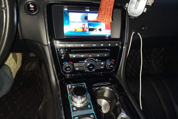 Used Jaguar XJ 2016 XJL 2.0T Two-Wheel-Drive Elegant Business Edition Audio And AC Panel