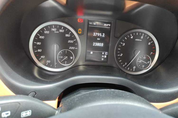 Used Mercedes-Benz Vito 2023 2.0T Elite Version 7 Seats Odometer Close Up