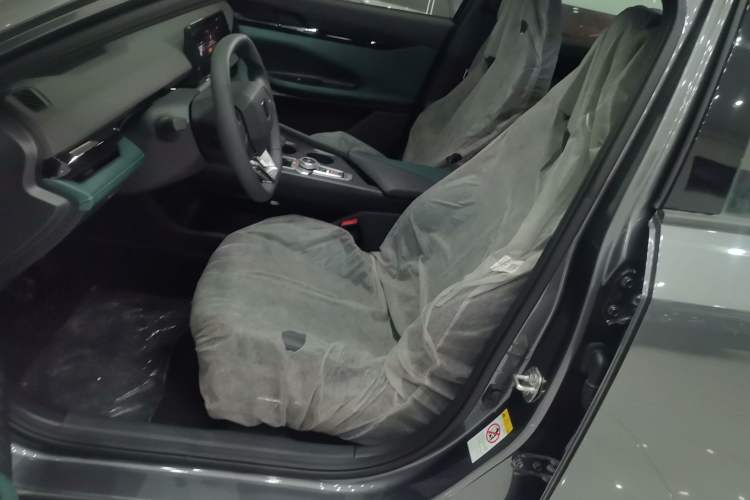 Used Changan UNI-V iDD 2024 Blue Whale Smart Electric iDD 136km ZhiKu Model
