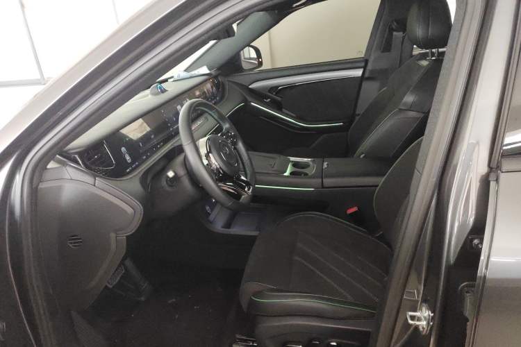 Used VOYAH FREE 2025 318 259 km All-Wheel-Drive Exploration Edition
