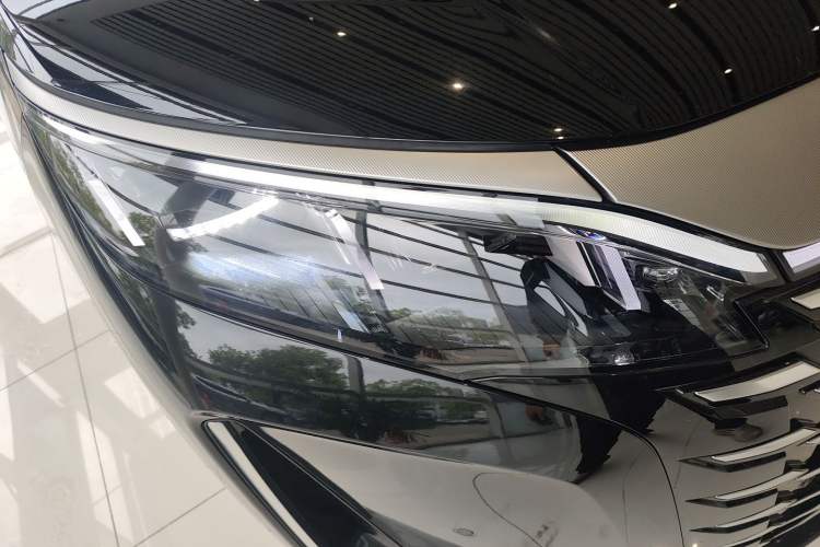 Used BYD Xia 2025 DM-i 1.5T 180km Excellence Model Right Front Headlight