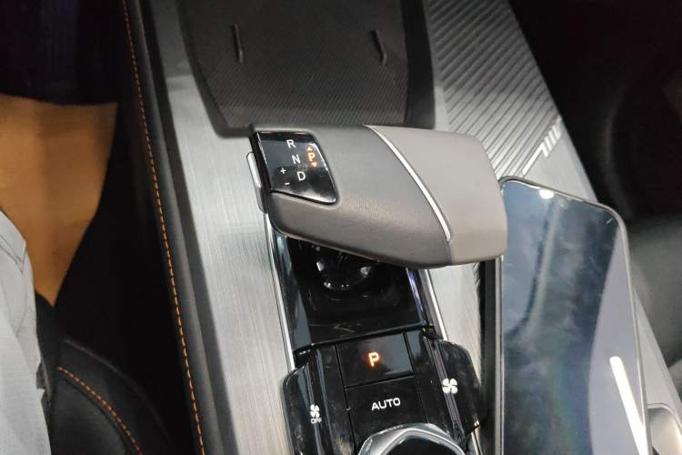 Used CHANGAN OSHAN Z6 2023 Blue Whale 1.5T DCT Smart Edition Gear Lever