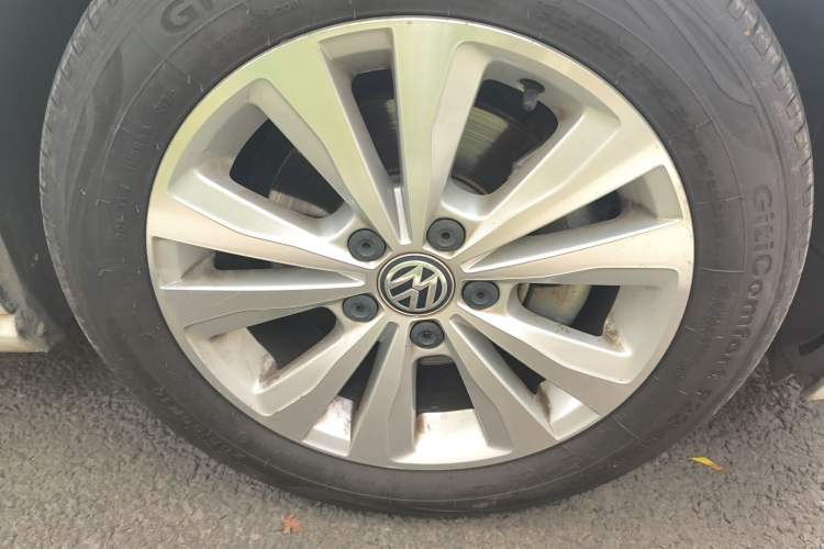 Used Volkswagen Golf Sportsvan 2016 180TSI Automatic Trend Model Right Front Wheel Hub