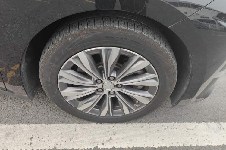 Used Hongqi E-QM5 2023 620km PLUS Right Front Wheel Hub