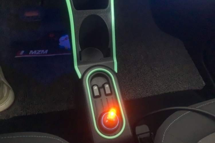 Used Wuling Hongguang MINIEV 2020 Enjoyment Model Lithium Iron Phosphate Gear Lever