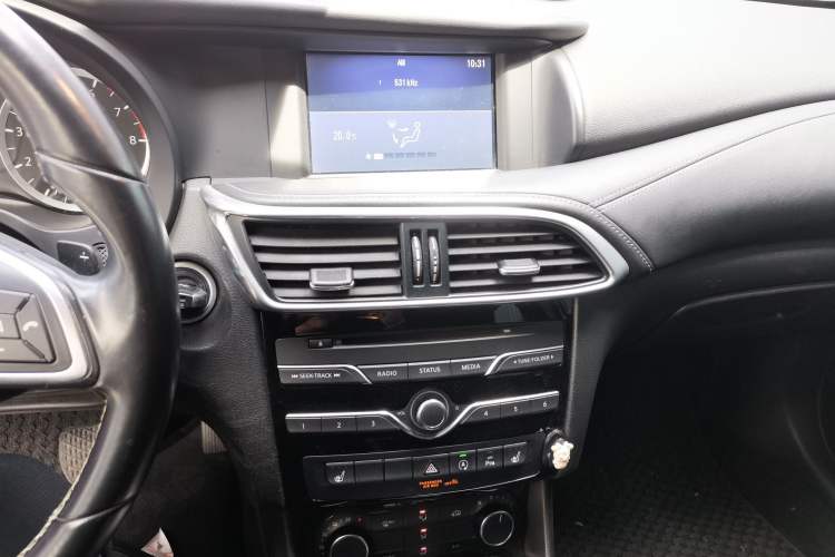 Used Infiniti QX30 2017 2.0T Four-Wheel Drive Fashion Edition Audio And AC Panel