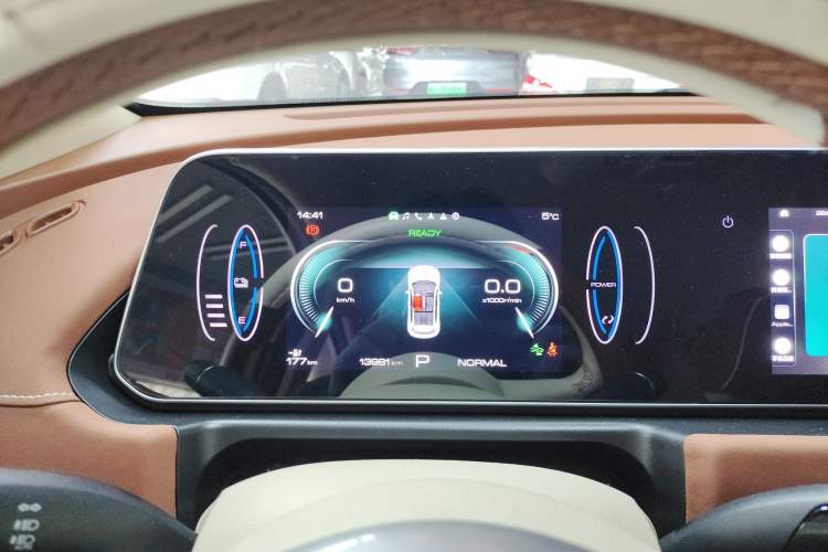 Used ORA Good Cat 2023 401 km Standard Range Luxury Version Lithium Iron Phosphate