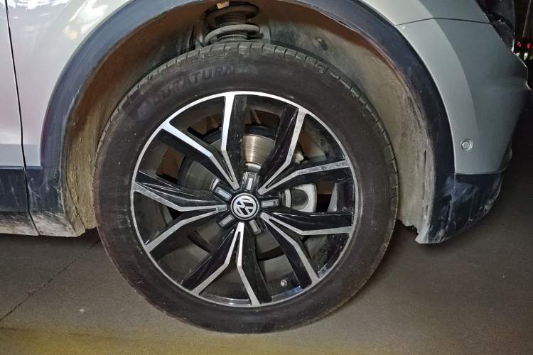Used Volkswagen Tiguan L 2017 330TSI Automatic Two-Wheel Drive Flagship Edition Right Front Wheel Hub