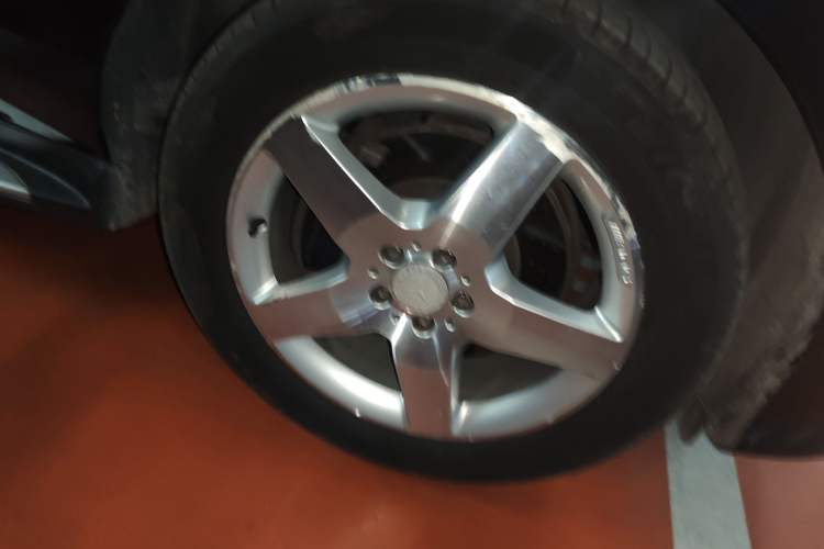 Used Mercedes-Benz M-Class 2014 ML 400 4MATIC Luxury Model Right Front Wheel Hub