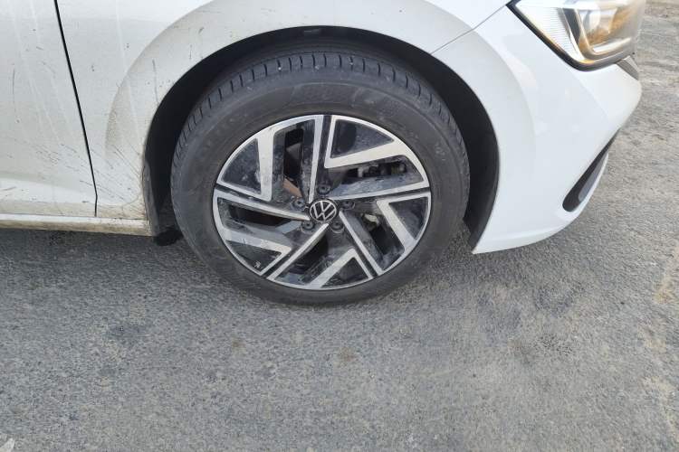 Used Volkswagen Sagitar 2023 280TSI DSG Excellence Plus Edition Right Front Wheel Hub