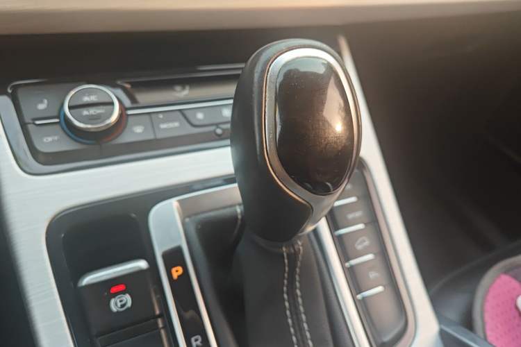 Used Geely Auto Emgrand X7 Sport 2018 1.8TD Automatic Two-Wheel Drive Smart Connect 4G Internet Edition
