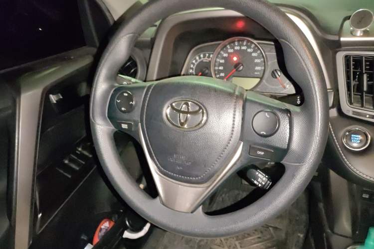 Used Toyota RAV4 2016 2.0L CVT Two-Wheel Drive Fashion Edition China V Standard
