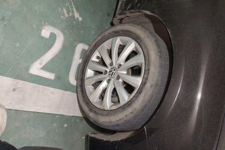 Used Volkswagen Magotan 2012 Revised Version 1.8TSI Leading Edition Right Front Wheel Hub