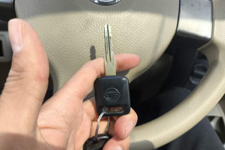 Used Nissan Livina 2010 Jingyue Edition 1.6L Manual All-Around Model
