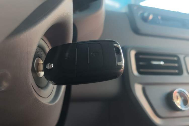 Used Wuling Yangguang 2024 300KM Comfort Version Passenger Van 75kW