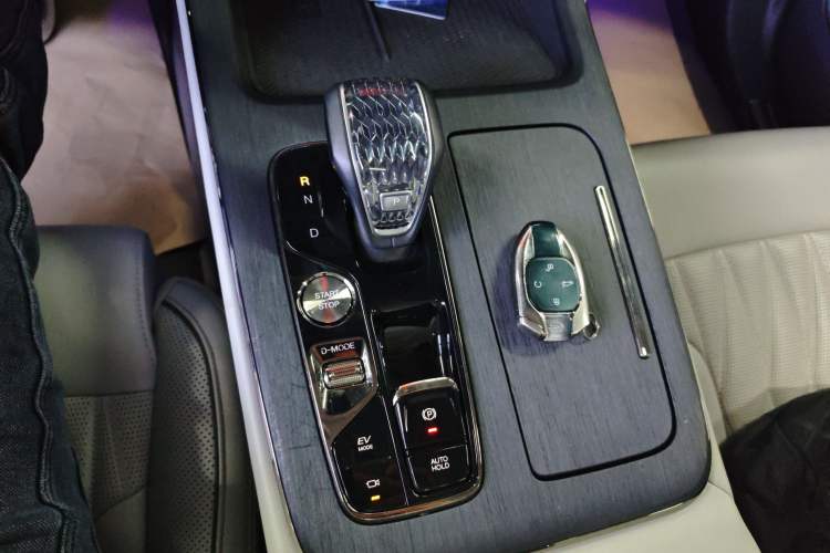 Used GAC Trumpchi GS8 2022 Double-Energy Series 2.0TM Two-Wheel Drive Prestige Edition (6 Seats) Gear Lever