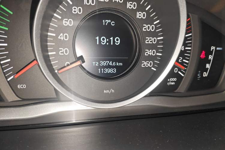 Used Volvo S60 2015 S60L 2.0T Zhiyuan Edition Odometer Close Up