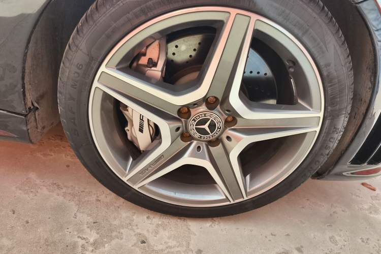 Used Mercedes-Benz C-Class AMG 2010 AMG C 63 Sport Enhancement Edition Right Front Wheel Hub